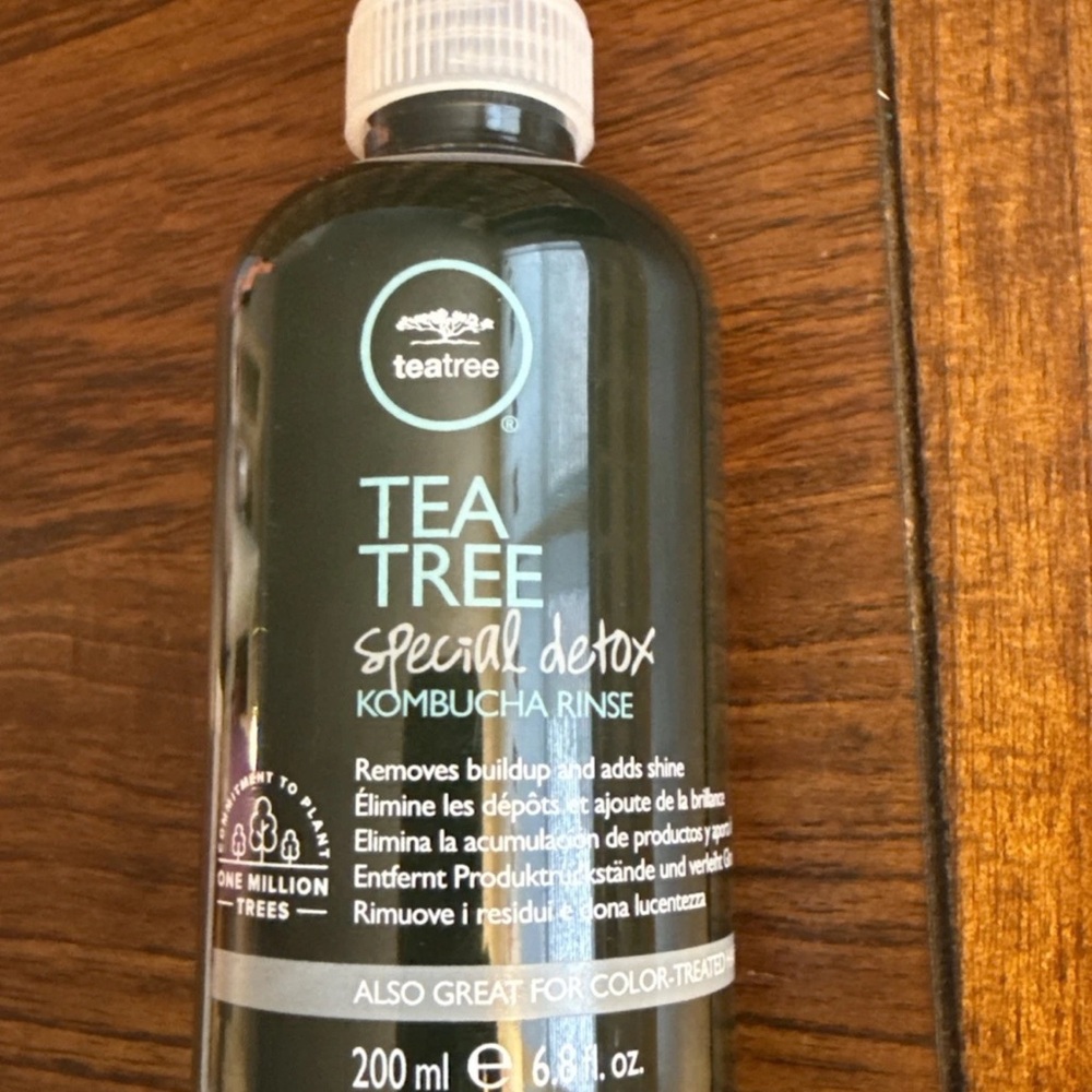 Green and White Revitalizing Shampoo for Hair Care